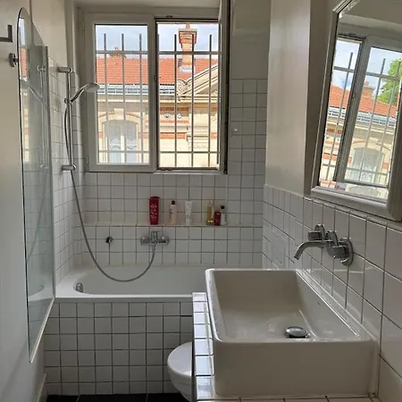 Bright Bedroom, Private Entrance Apartment *